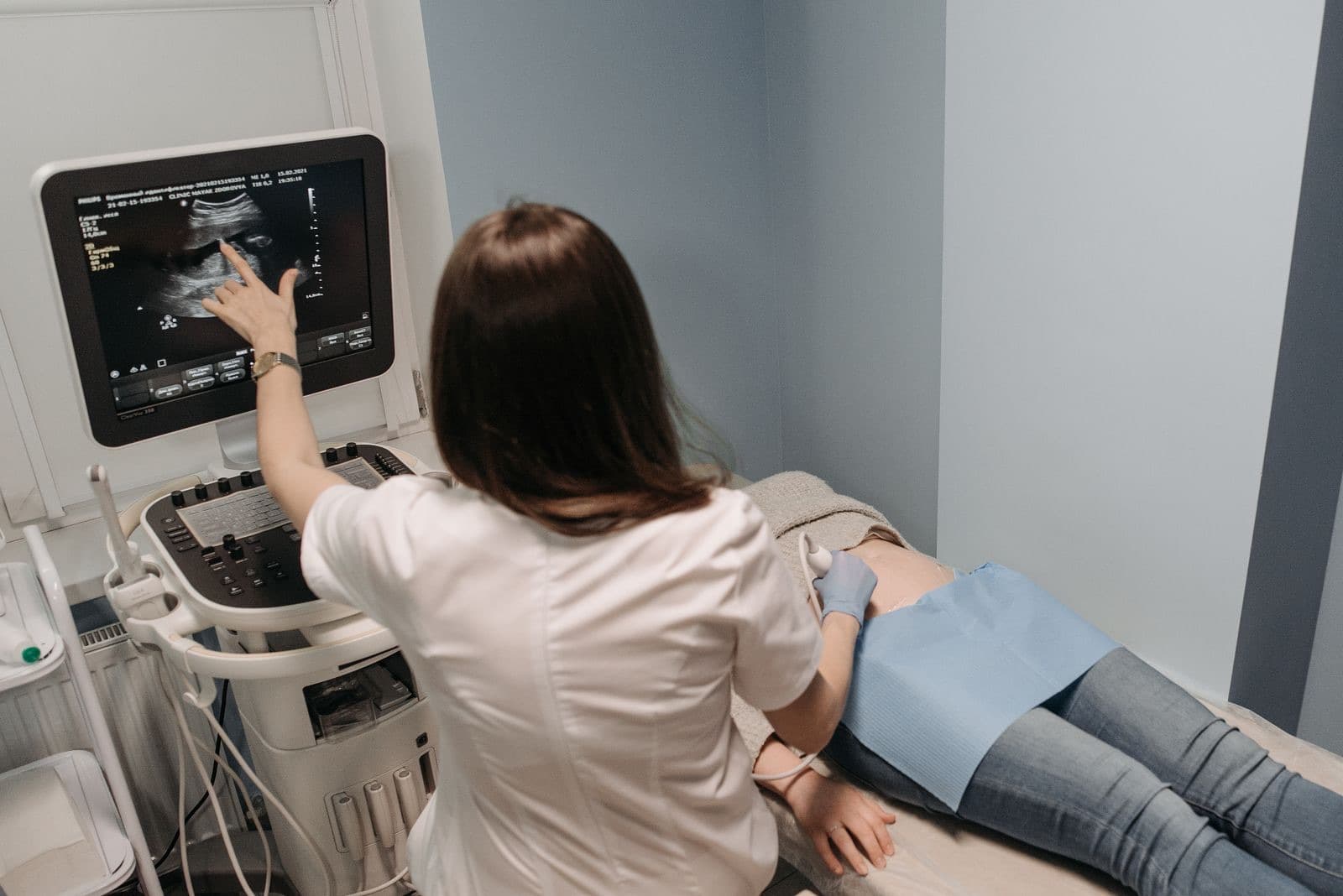 Médica señalando una imagen de ultrasonido obstétrico